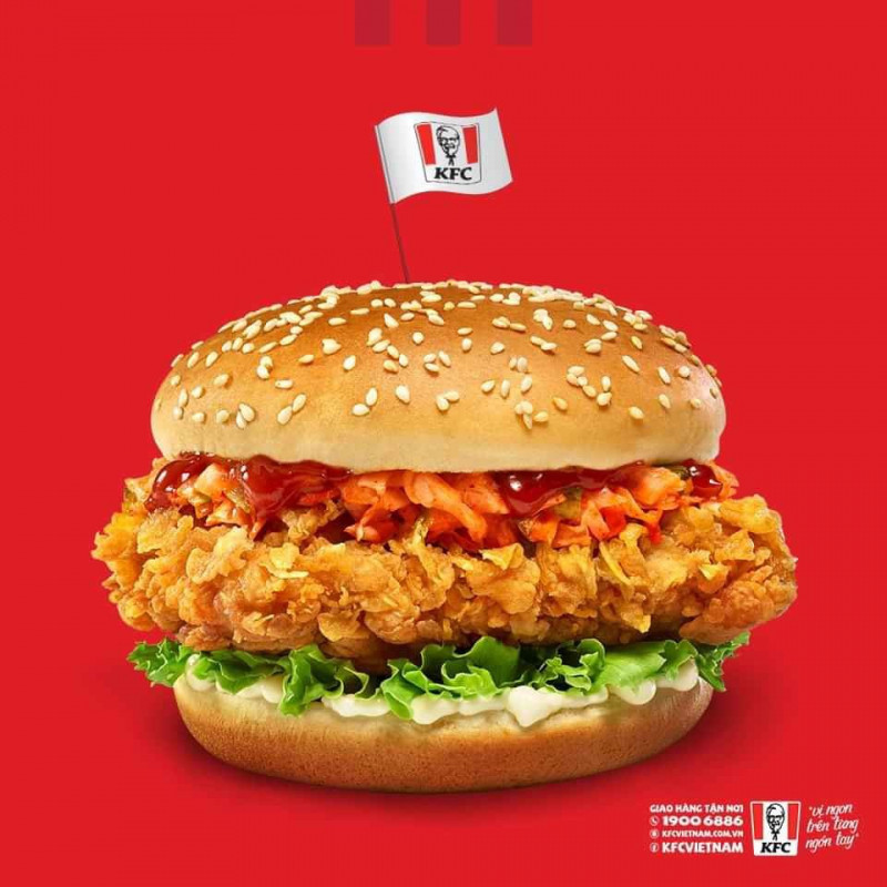 KFC chuyên về các sản phẩm gà rán và nướng, với các món ăn kèm theo và các loại sandwiches chế biến từ thịt gà tươi