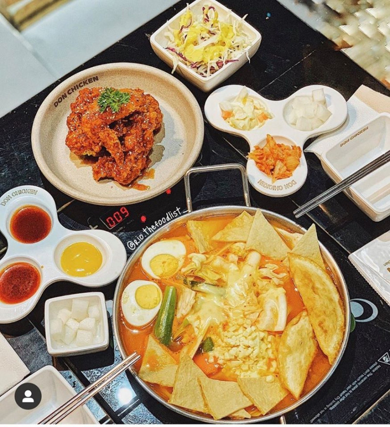 Tiệm nổi tiếng với món gà rán thơm ngon và các món ăn từ xứ sở kim chi Hàn Quốc