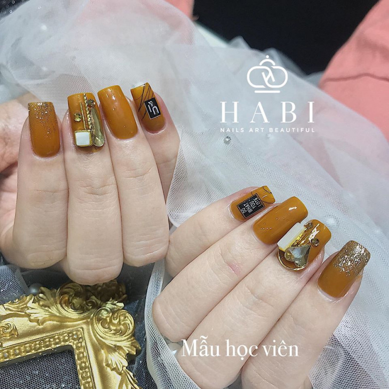 H A B I NAILS