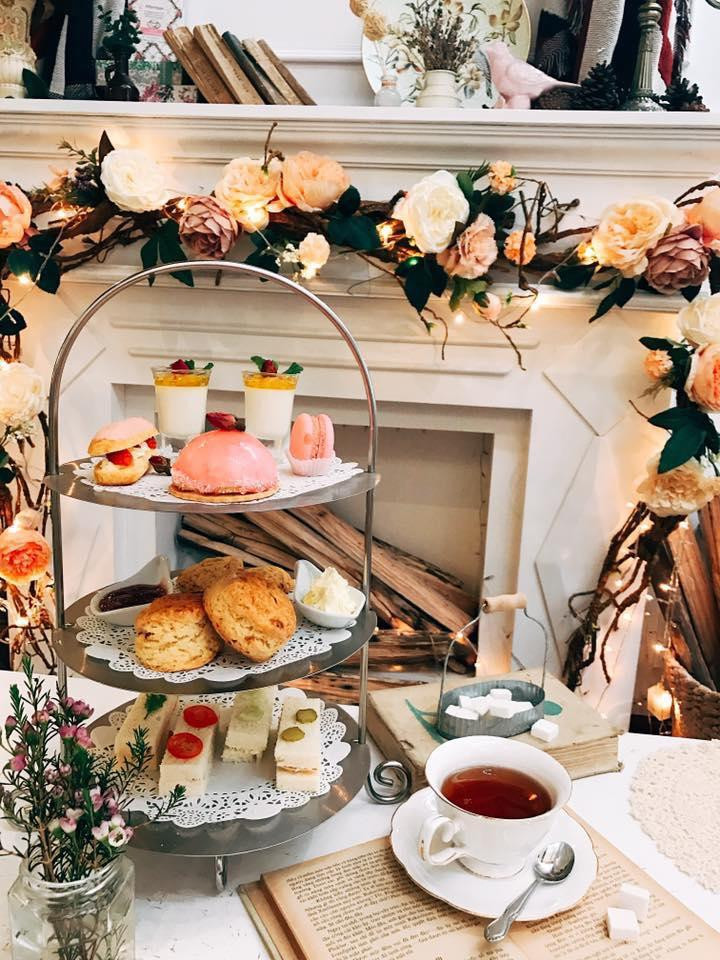 Menu của quán Rewind Teahouse có trà Harrods, Twinings, Whittard, Laduree, Scones, kem clotted từ Cornwall và rất nhiều loại bánh nướng.