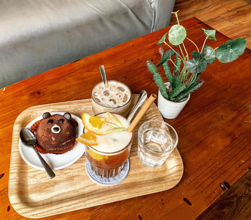 Aroi Dessert Cafe là một quán cà phê nổi tiếng có không gian rộng rãi