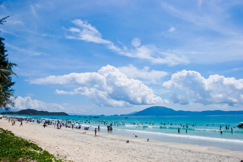 Biển Thiên Cầm thu hút một lượng khách du lịch mỗi năm.