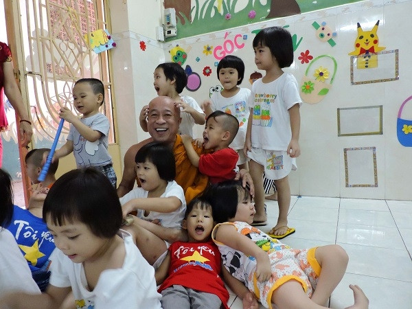 Sư trụ trì chùa Kỳ Quang II cùng các em nhỏ bị bỏ rơi đùa vui giống như một người cha