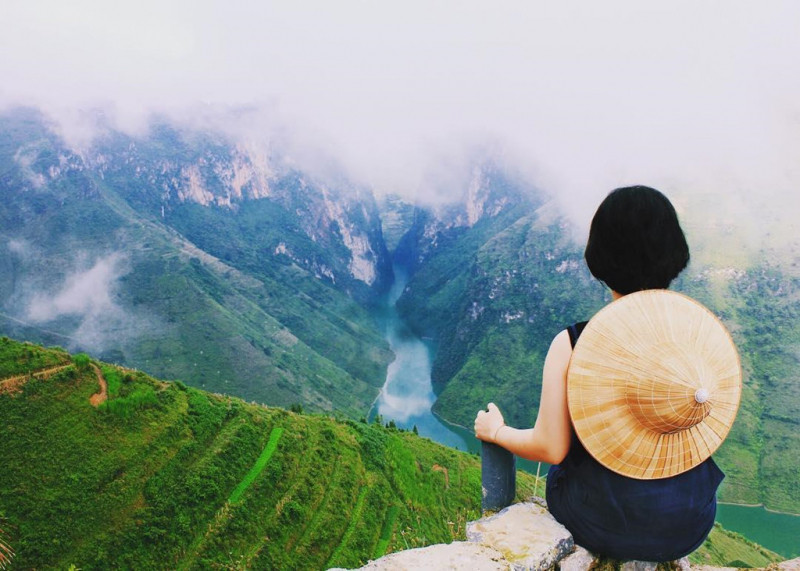 Du khách được tận hưởng không khí trong lành trên đỉnh đèo cao khi nhìn ngắm dòng sông Nho Quế