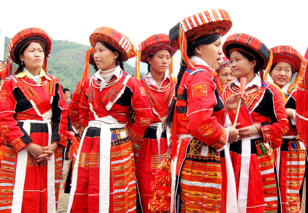 Bộ nữ phục Pà Thẻn nổi bật nhờ cách dùng màu của họ.
