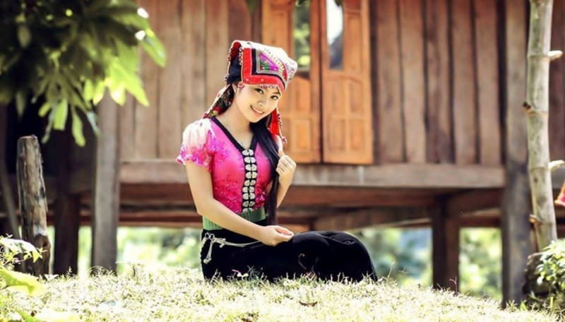 Cô gái với bộ trang phục truyền thống của người Thái duyên dáng bên nhà sàn