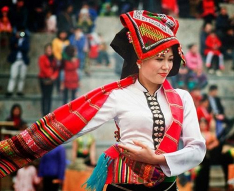 Bộ trang phục và điệu múa lăm-tơi truyền thống