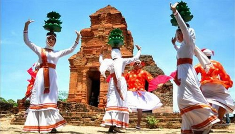 Những điệu múa uyển chuyển hơn với áo dài truyền thống
