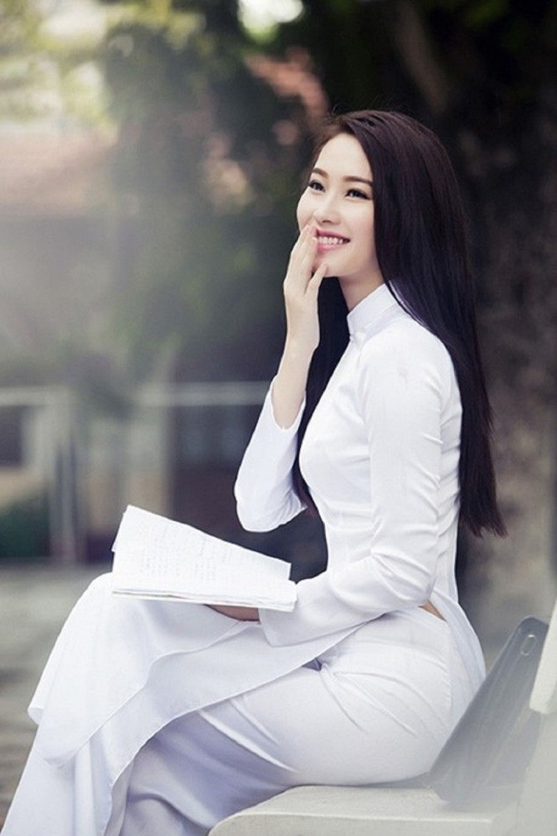 Hình ảnh nữ sinh duyên dáng trong áo dài trắng tinh khôi