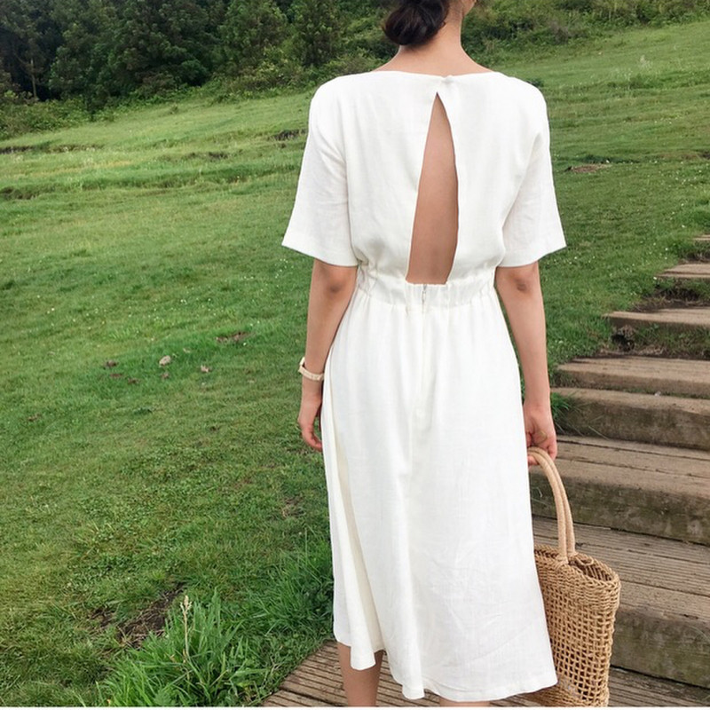 Một mẫu váy trắng với chi tiết cut-out tinh tế phần lưng là lựa chọn lý tưởng dành cho các quý cô trong ngày Valentine.