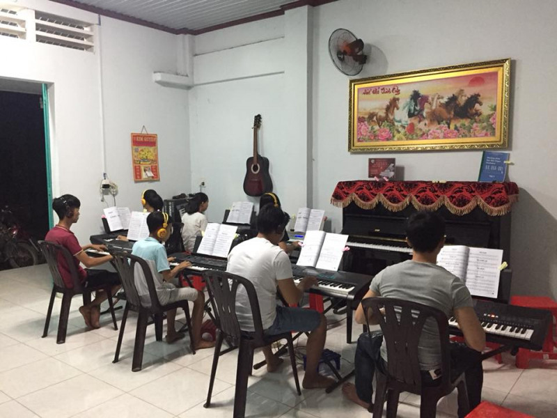 Học piano tại lớp