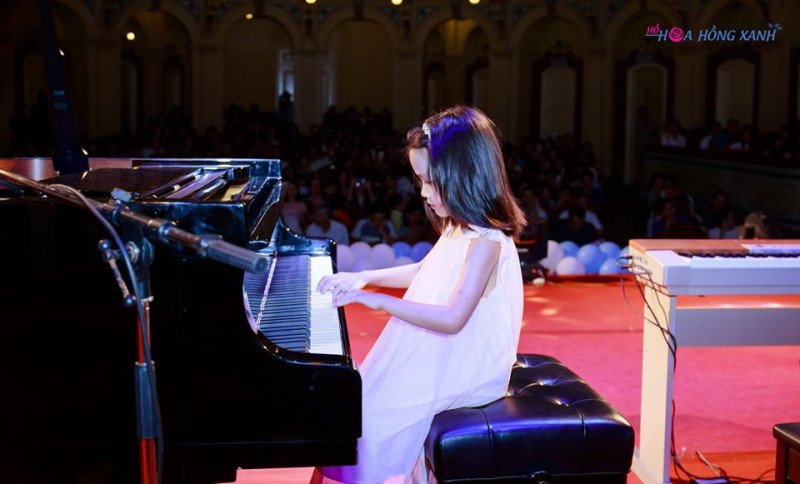 Học viên thi đàn piano