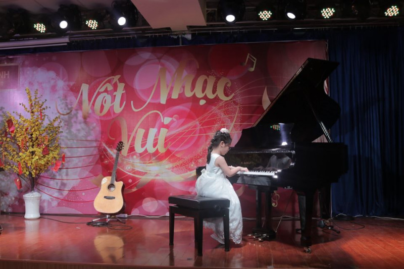 Bé biểu diễn đàn piano