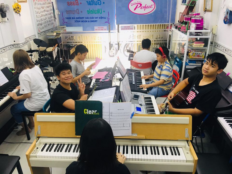 Học gutar, piano tại lớp nhạc Thiên Lý