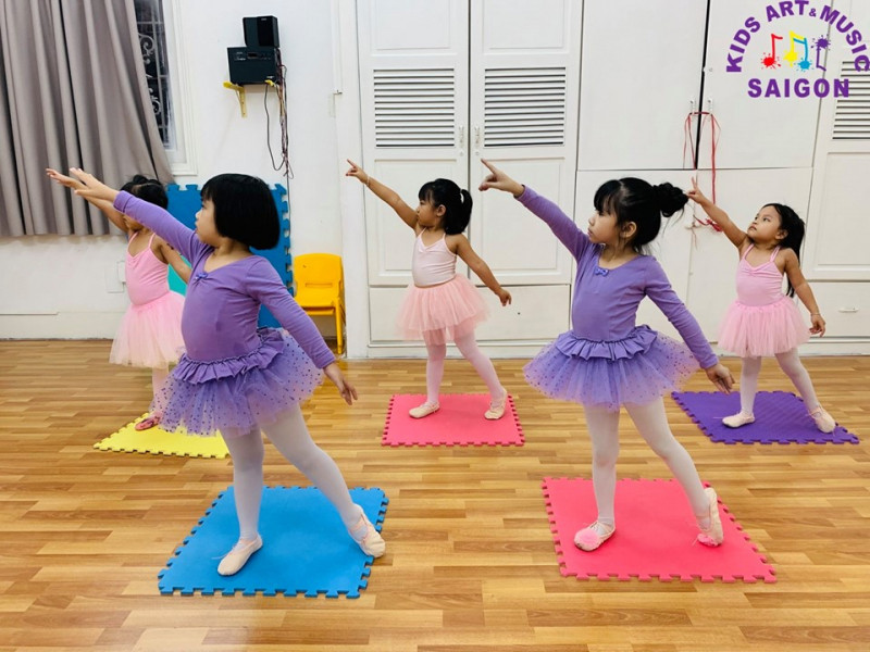 Sau những khóa đào tạo múa ba lê tại Kids Art & Music Saigon (KAMS) các em không những nắm bắt được những kỹ thuật múa cơ bản mà còn có được sự tự tin hơn