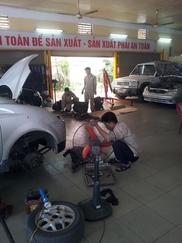Dạy nghề sửa ô tô ở trung tâm