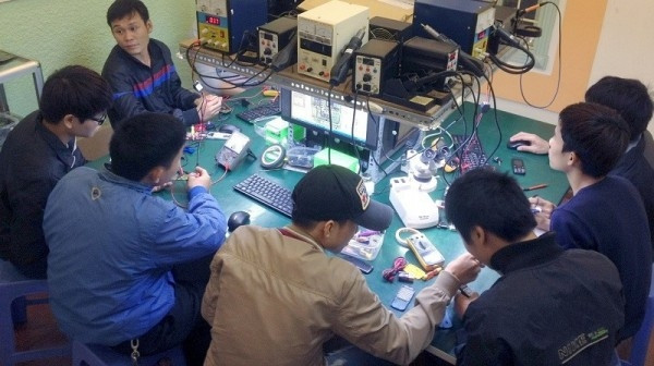 Lớp học nghề sửa chữa điện thoại di động tại trung tâm dạy nghề Bách Khoa