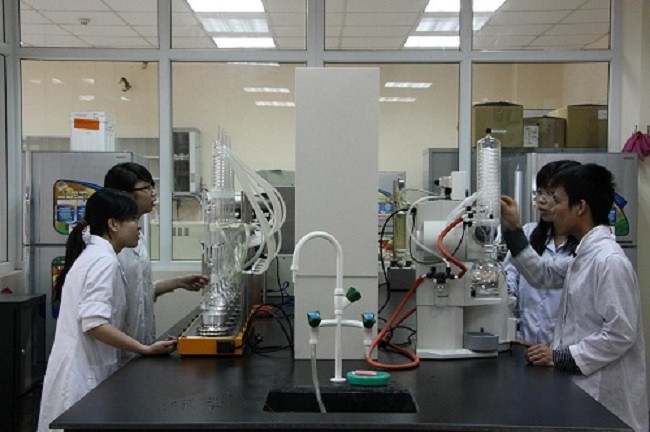 Sinh viên thực tập tại Viện Công nghệ sinh học và Công nghệ thực phẩm của trường