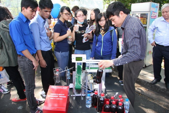 Sinh viên Công nghệ thực phẩm xem trình diễn sản phẩm công nghệ của trường