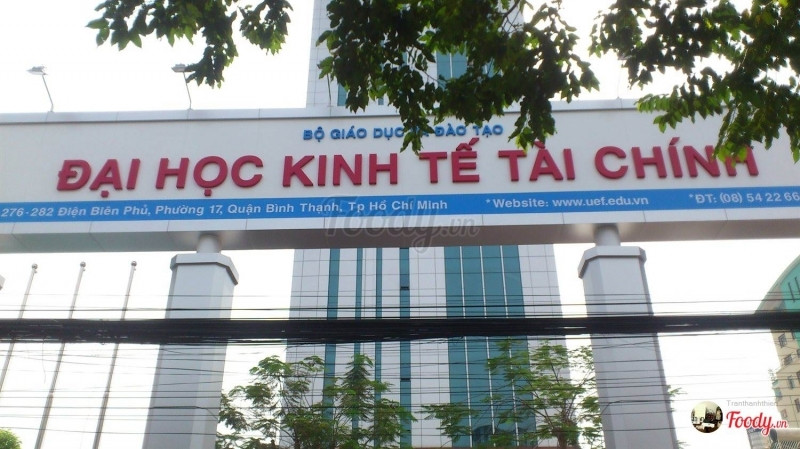 Cổng trường Đại học Kinh tế Tài Chính thành phố Hồ Chí Minh