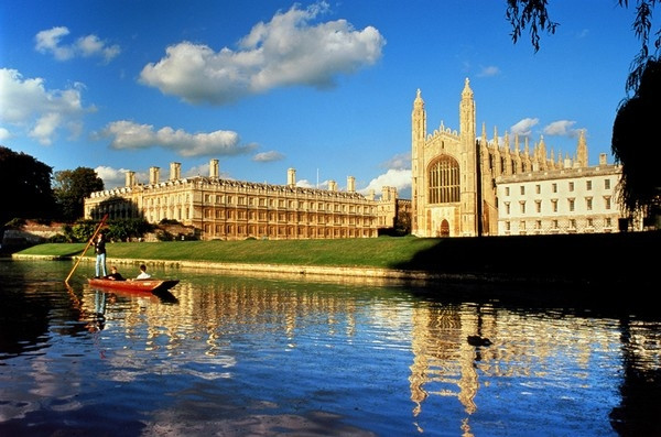 Đại học Cambridge là trường đại học lớn thứ hai tại Anh, đến nay vẫn giữ được vẻ đẹp cổ xưa bên cạnh dòng sông Cam êm đềm.