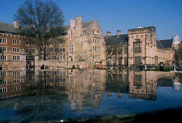 Các tòa nhà to lớn phản chiếu dưới dòng nước xanh trong khuôn viên trường
