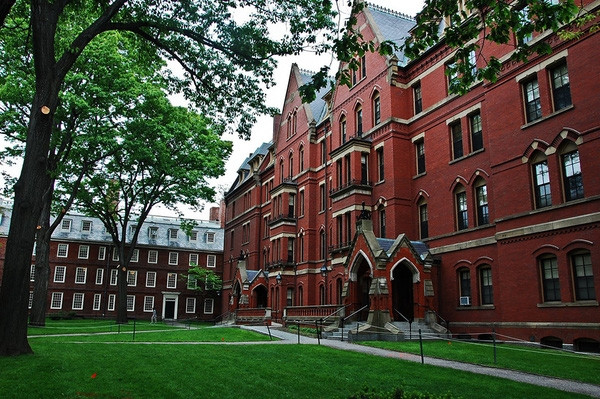 Đại học Harvard nổi tiếng với hàng loạt tòa nhà gạch đỏ