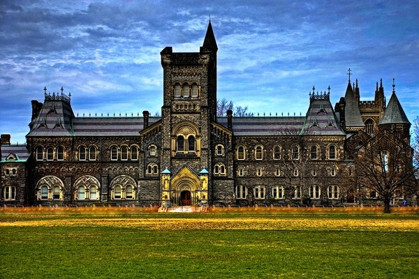 Đại học Toronto nổi tiếng với lối kết hợp độc đáo và thú vị của 2 dòng kiến trúc khác nhau là Gothic và Roman