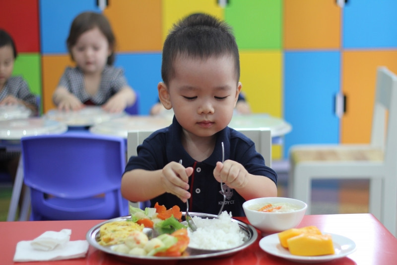 Bữa ăn đảm bảo dinh dưỡng cho trẻ.