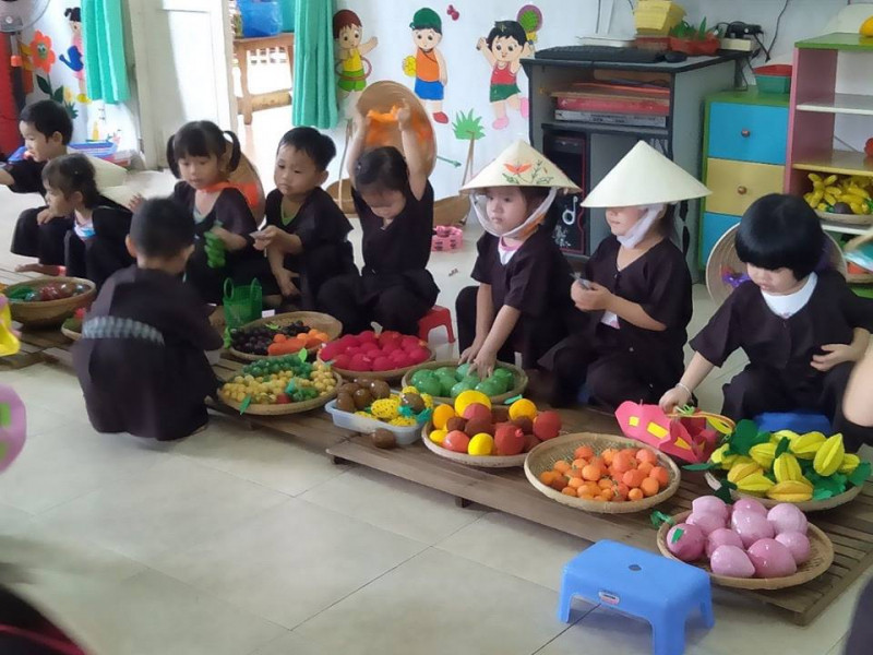 Chương trình học của trường mầm non Hoa Dừa được thiết kế phù hợp cho từng lứa tuổi, trẻ được học trong môi trường khuyến khích sự sáng tạo
