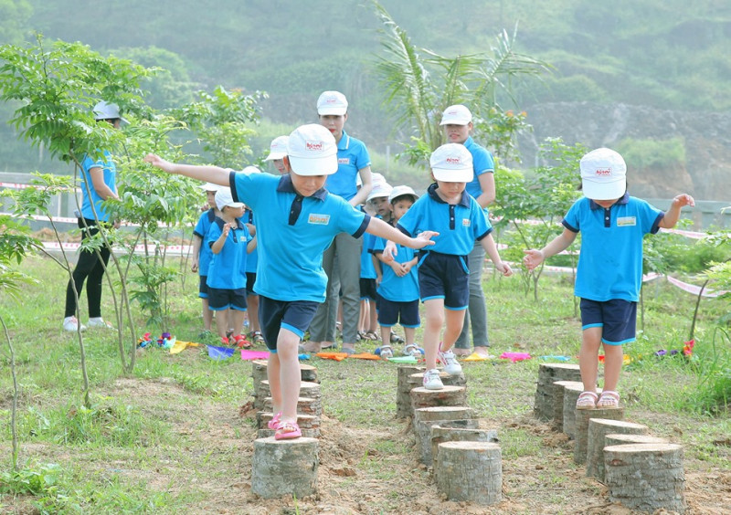 Các bé được tham gia các trò chơi ngoài trời giúp phát triển thể chất và tâm hồn