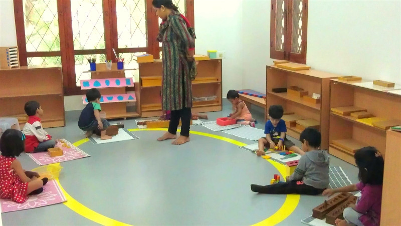 Phương pháp Montessori giúp trẻ được trải nghiệm trên giáo cụ thật
