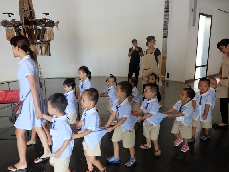 Cô và trò trường mầm non M.E School