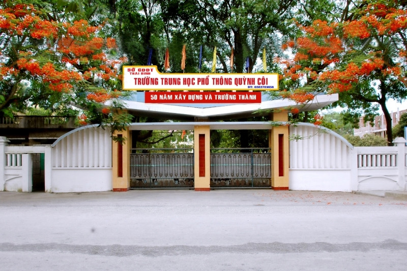 Cổng trường Trung học phổ thông Quỳnh Côi