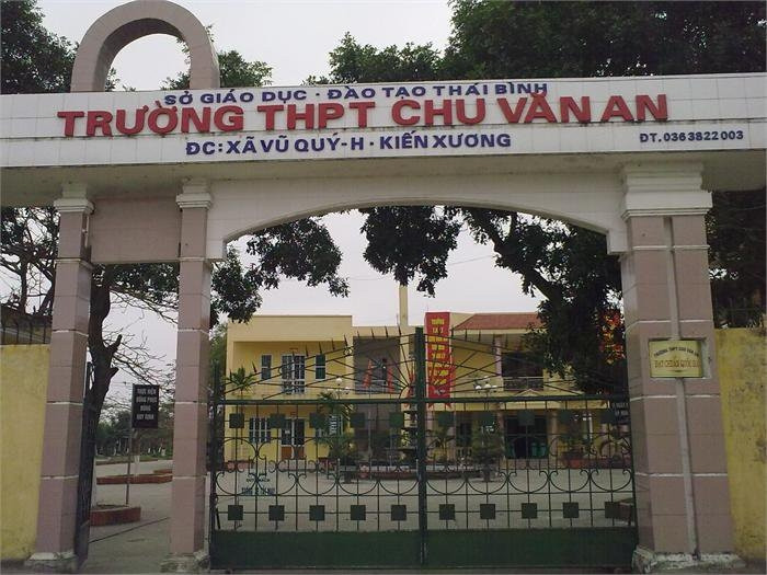Cổng trường Trung học phổ thông Chu Văn An