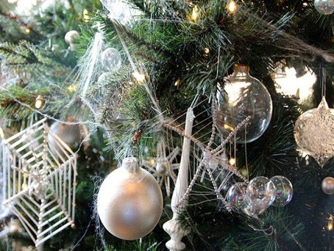 Treo mạng nhện lên cây thông Noel