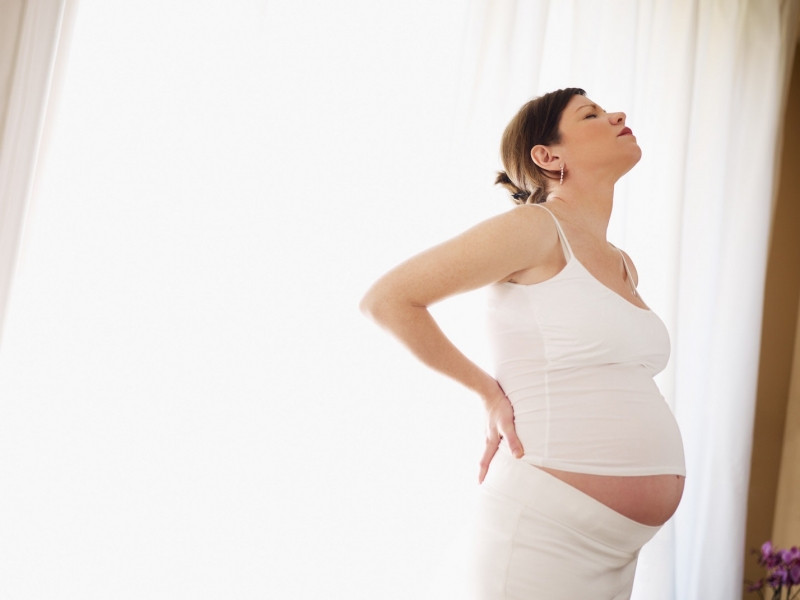 Đau lưng là một triệu chứng phổ biến khi mang thai