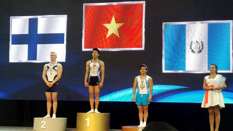 Nguyễn Tuấn Đạt (giữa) giành huy chương vàng tại Cúp TDDC thế giới 2016