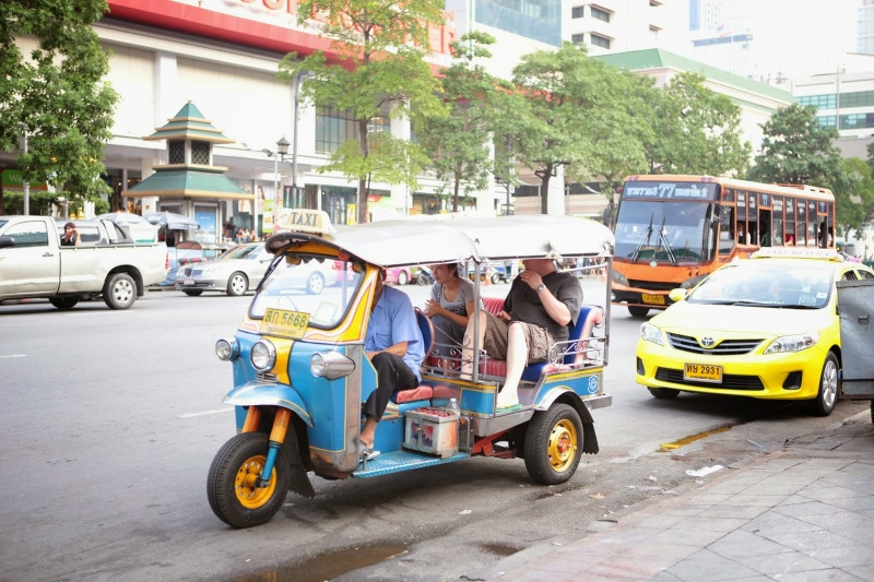 Đi lại bằng xe tuk tuk là trải nghiệm bạn nhất định phải thử khi đến Thái Lan (Nguồn: Sưu tầm)