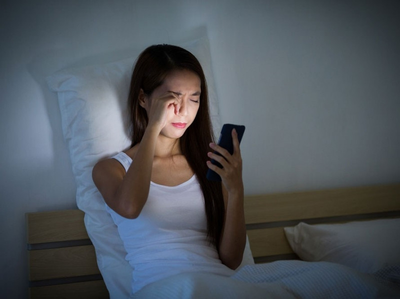 Xem điện thoại vào ban đêm khiến bạn mất ngủ