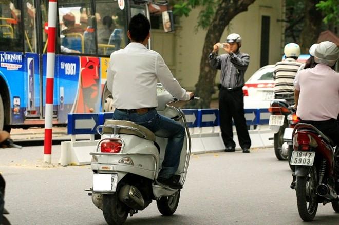 Hãy đội mũ bảo hiểm khi điều khiển và ngồi trên xe mô tô, xe gắn máy, xe đạp điện.