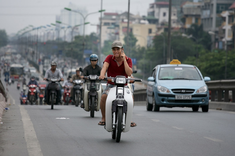 Dùng điện thoại khi lái xe gây mất an toàn