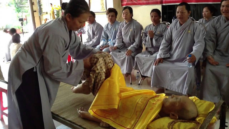 Ban trợ niệm kiểm tra độ mềm mại của thân thể người chết sau 8 tiếng niệm Phật