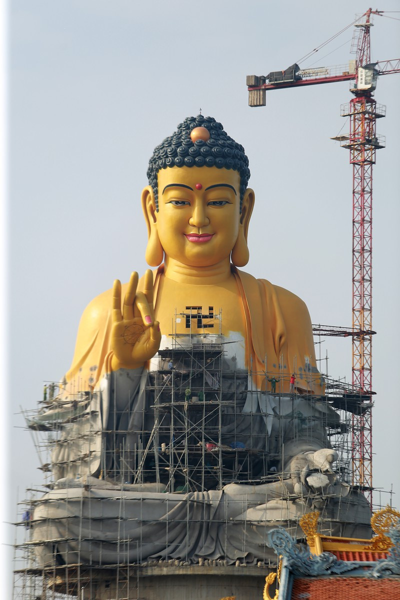Đúc tượng hoặc tô vẽ, ấn tống hình tượng Phật Bồ Tát hồi hướng cầu siêu cho người mất.