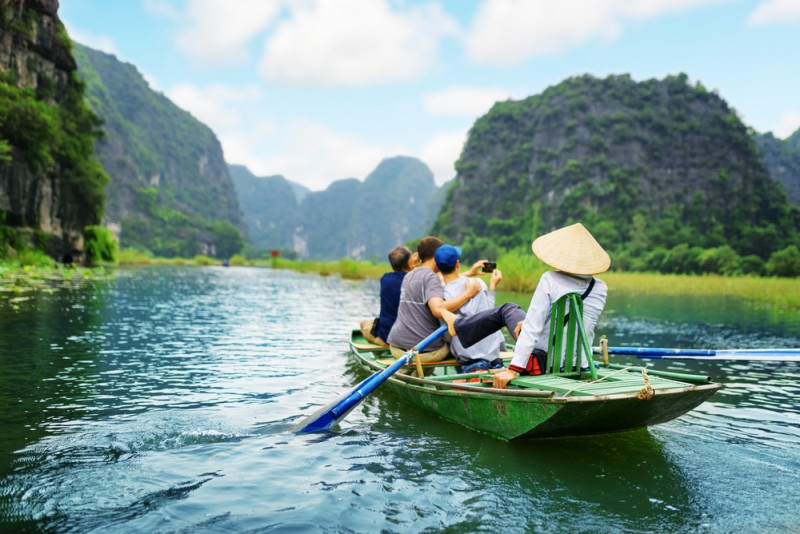 Một buổi chiều êm ái ngắm hoàng hôn trên sông, thưởng thức âm nhạc, ẩm thực và cảnh đẹp hai bên bờ quả là một khung cảnh đáng ao ước cho bất cứ người nào ham mê du lịch