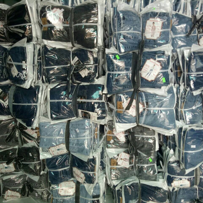 Ngoài những xưởng sỉ quần áo trên, các bạn cũng có thể qua các chợ đầu mối tại Hồ Chí Minh để lấy sỉ quần jean
