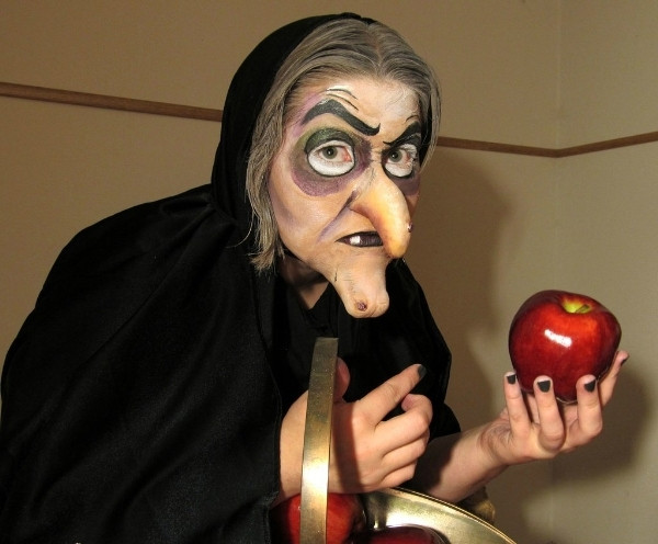 Bà phù thủy bước ra từ câu chuyện Bạch Tuyết và trái táo độc