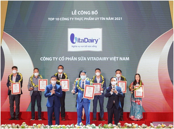 Đại diện công ty cổ phần Sữa VitaDairy tại Lễ vinh danh Top 10 Công ty uy tín ngành Thực phẩm - Đồ uống năm 2021