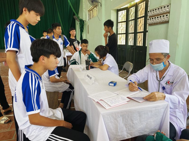 Khám sức khỏe cho học sinh trường THPT Dương Tự Minh