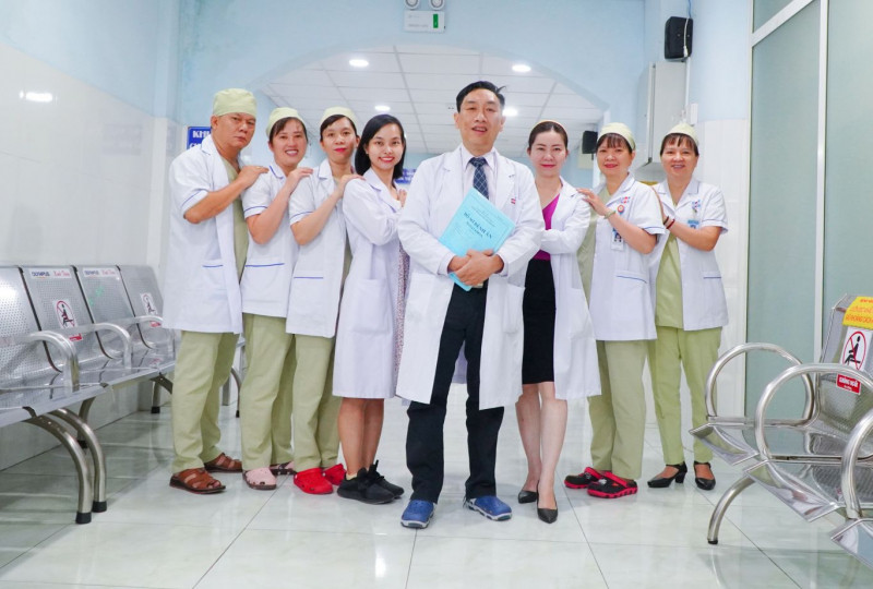 Bác sĩ và y tá khoa nội tiêu hóa Bệnh viện Nguyễn Tri Phương